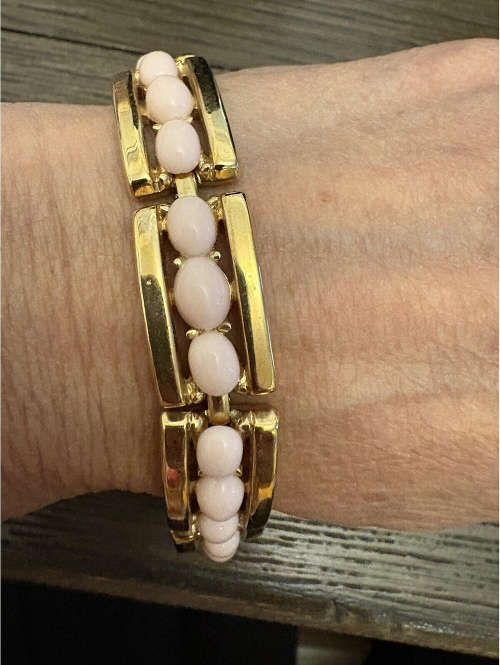 CROWN TRIFARI Quality Gold tone Pink  Cabochon Bracelet